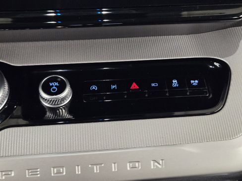 Certified 2025 Ford Expedition Active image 18