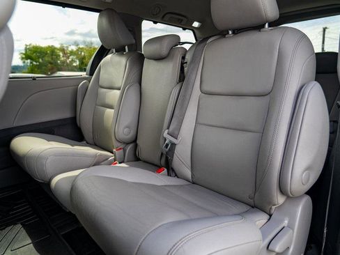 Used 2020 Toyota Sienna XLE image 23