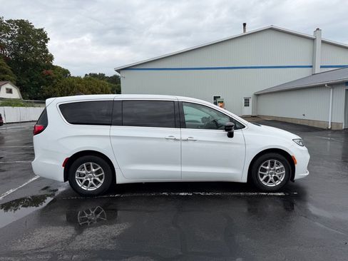 Used 2024 Chrysler Pacifica Touring-L FWD image 3