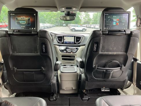 Used 2020 Chrysler Pacifica Touring-L Plus FWD image 35