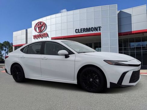 Used 2025 Toyota Camry SE FWD image 1