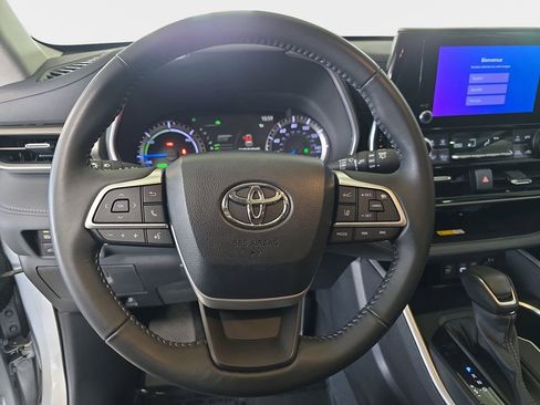 Used 2023 Toyota Highlander XLE image 19