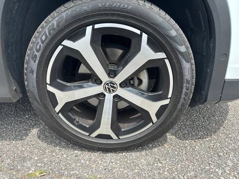 Used 2025 Volkswagen Tiguan SE FWD image 19