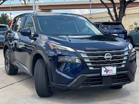 Used 2025 Nissan Rogue SV FWD image 3