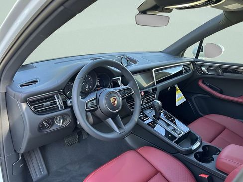 Certified 2025 Porsche Macan image 4