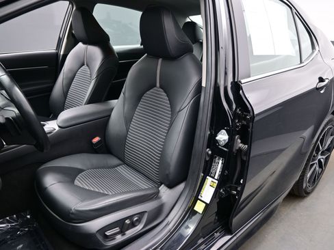 Used 2024 Toyota Camry SE image 11