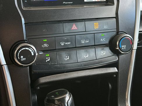 Used 2015 Toyota Camry SE w/ Moonroof Package FWD image 18