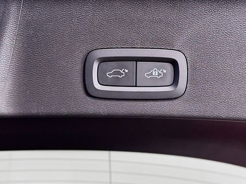 Used 2025 Volvo XC40 B5 Plus image 30