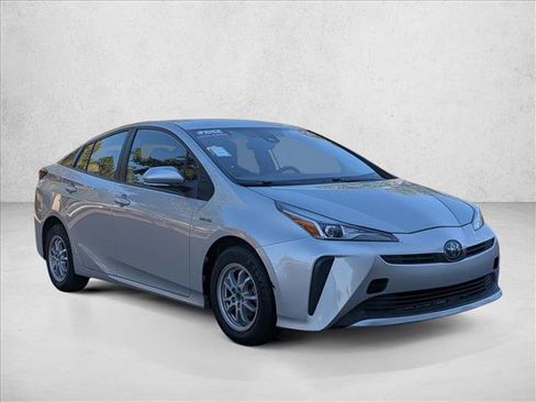 Used 2021 Toyota Prius L Eco FWD image 3