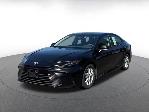 Used 2025 Toyota Camry LE FWD image 7