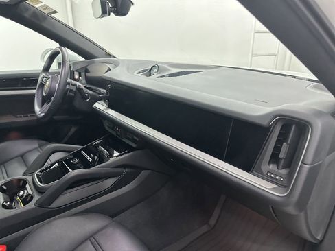 Used 2024 Porsche Cayenne Coupe image 29