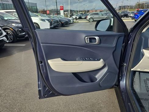 Used 2025 Hyundai Venue Limited image 13