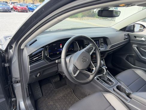 Used 2024 Volkswagen Jetta SE FWD image 19