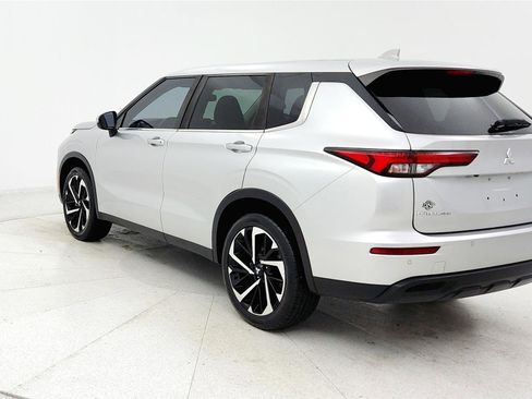 Used 2022 Mitsubishi Outlander ES FWD image 3