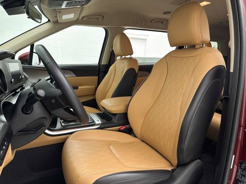 Used 2024 Kia Carnival LX image 19