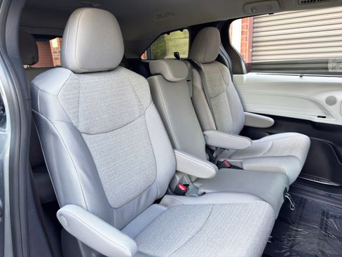 Used 2026 Toyota Sienna LE AWD/4WD image 41