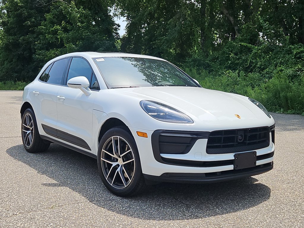 Certified 2026 Porsche Macan AWD/4WD image 9