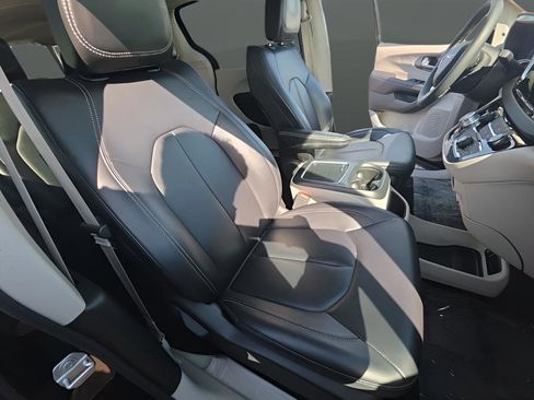 Used 2024 Chrysler Pacifica Touring-L image 21