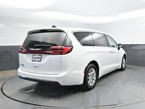Used 2023 Chrysler Pacifica Touring-L FWD image 9