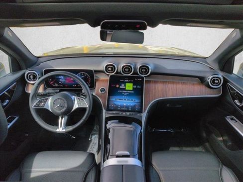 Used 2025 Mercedes-Benz GLC 300 4MATIC image 17