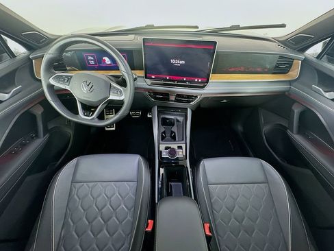 Used 2025 Volkswagen Tiguan SEL R-Line image 10