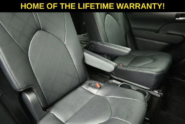 Used 2025 Toyota Highlander Platinum AWD/4WD image 40