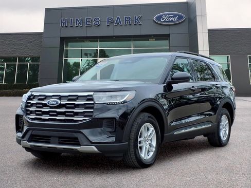 Used 2025 Ford Explorer Active AWD/4WD image 3