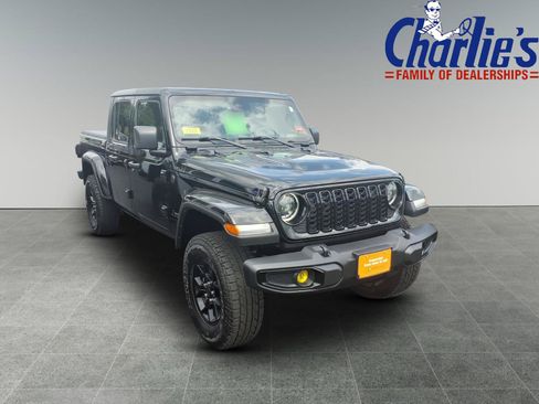 Used 2025 Jeep Gladiator Sport AWD/4WD image 3