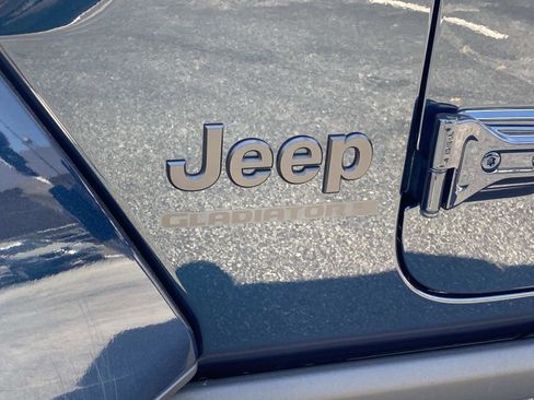 Used 2025 Jeep Gladiator Sport AWD/4WD image 12