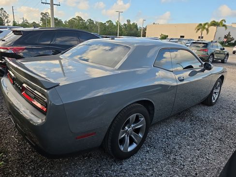 Used 2019 Dodge Challenger SXT RWD image 5