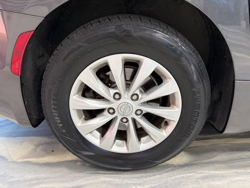 Used 2018 Chrysler Pacifica Touring-L Plus FWD image 25