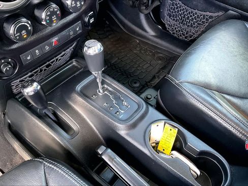 Used 2016 Jeep Wrangler Unlimited Sahara w/ Connectivity Group AWD/4WD image 15
