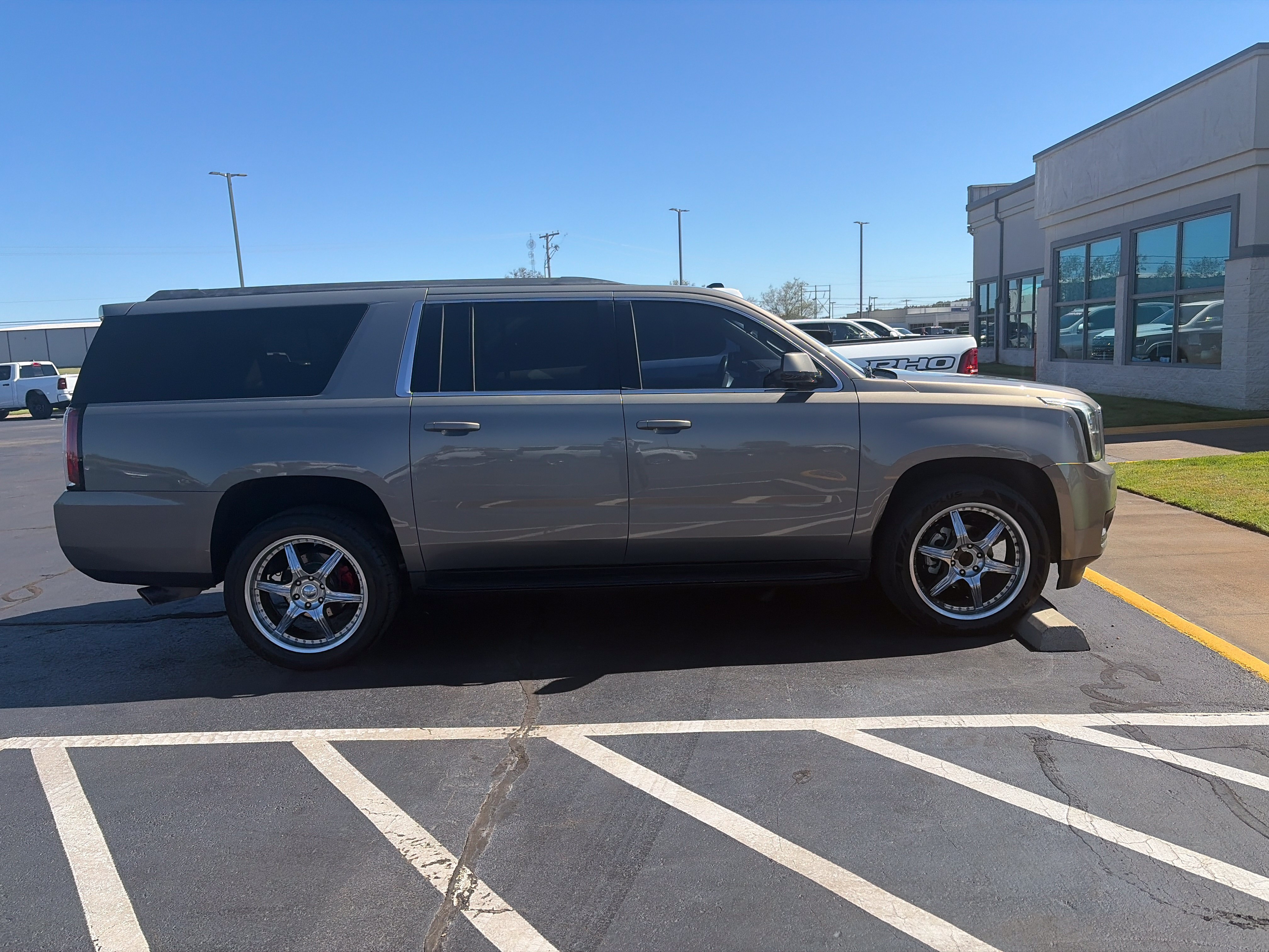 Used 2019 GMC Yukon XL SLT RWD image 4