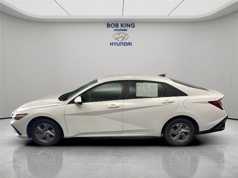 Certified 2024 Hyundai Elantra SE FWD image 2