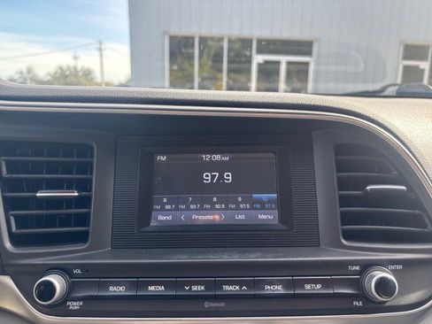 Used 2019 Hyundai Elantra SE image 19