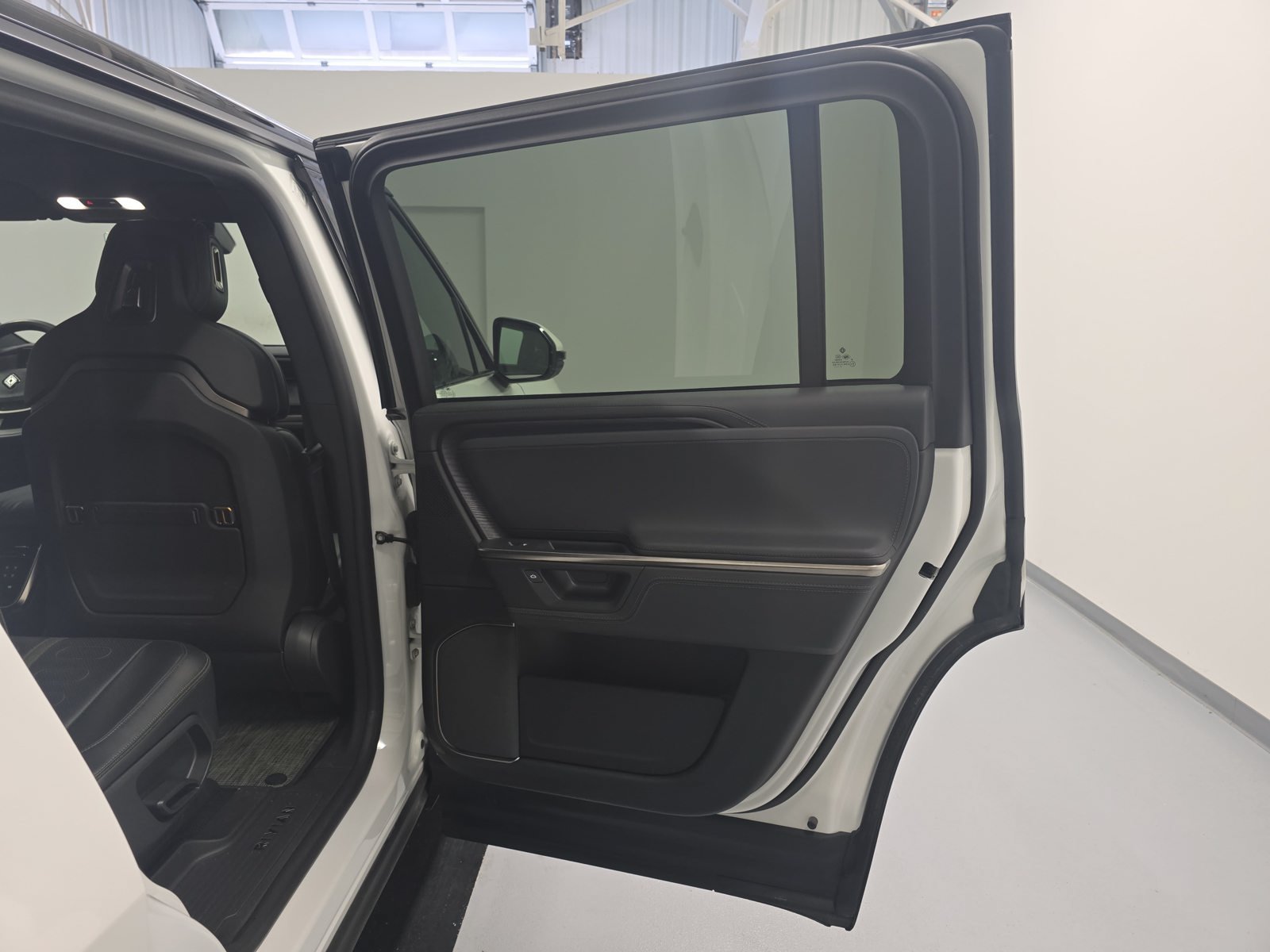 Used 2025 Rivian R1S Adventure Dual AWD/4WD image 19