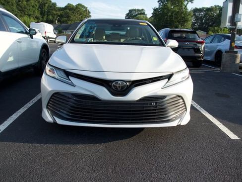 Used 2018 Toyota Camry XLE FWD image 2