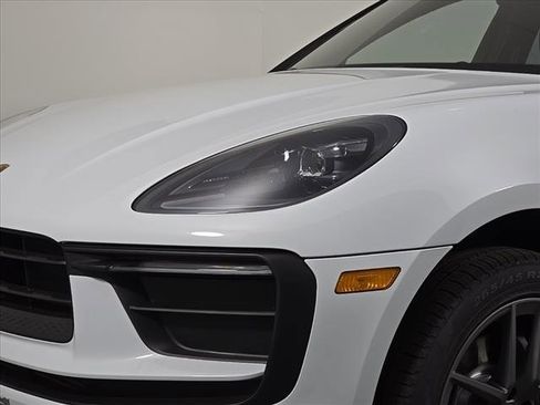 Certified 2025 Porsche Macan image 12