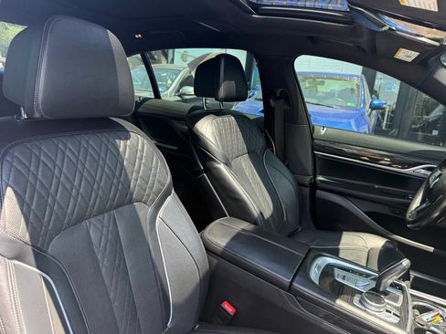 Used 2021 BMW 750i xDrive w/ M Sport Package AWD/4WD image 32