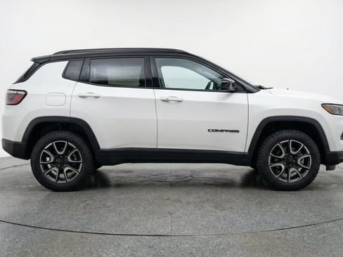 Used 2025 Jeep Compass Trailhawk AWD/4WD image 11