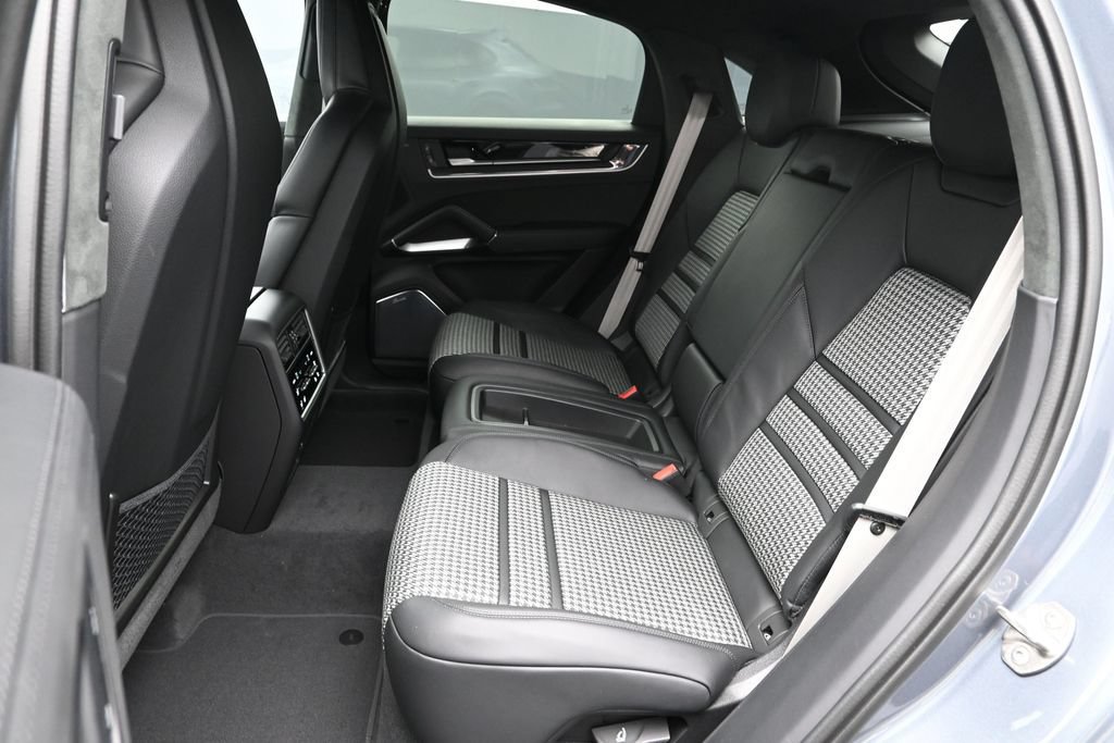 Certified 2026 Porsche Cayenne GTS AWD/4WD image 17