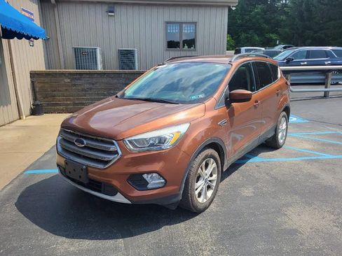 Used 2017 Ford Escape SE w/ Equipment Group 201A FWD image 1