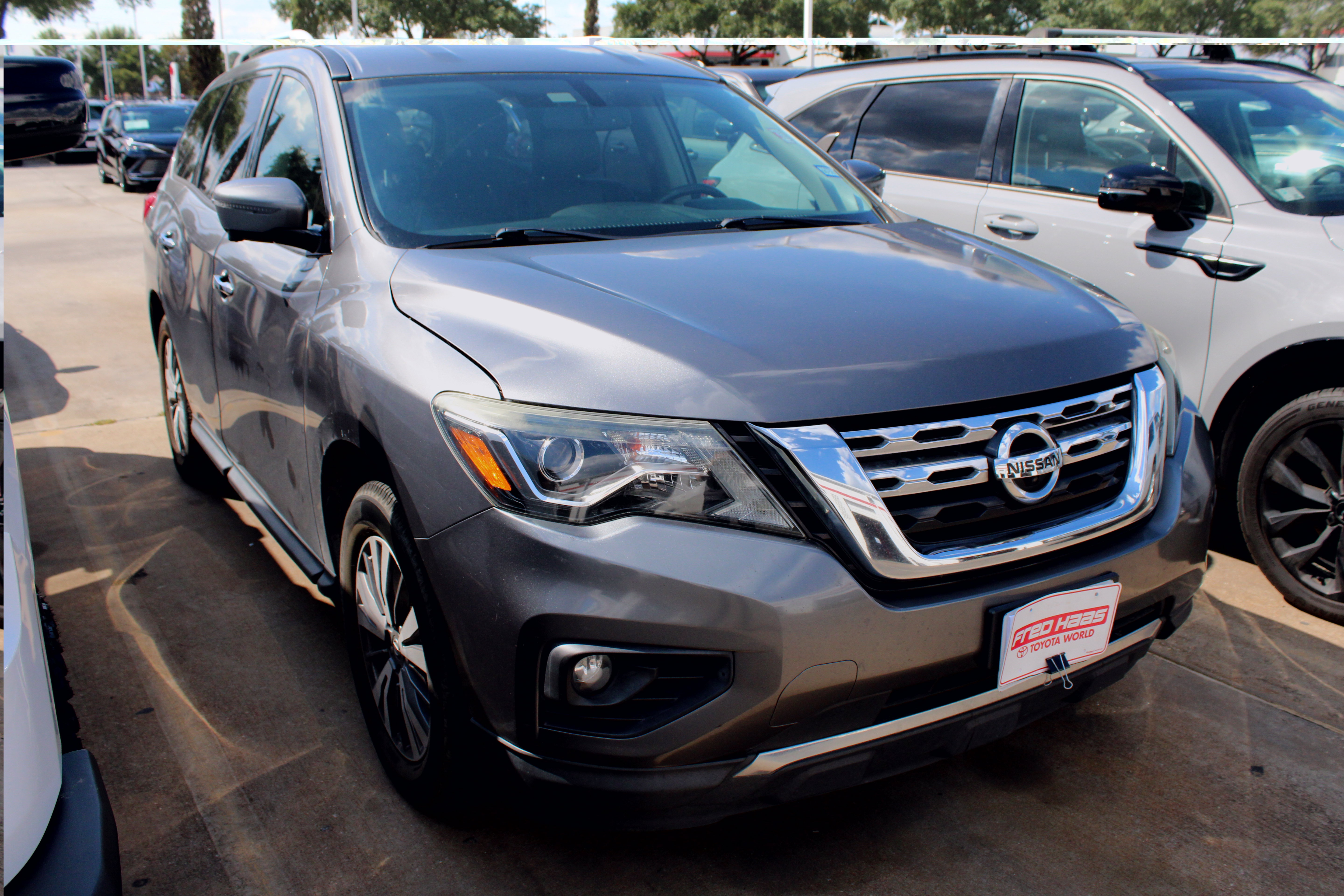 Used 2017 Nissan Pathfinder SL FWD image 2
