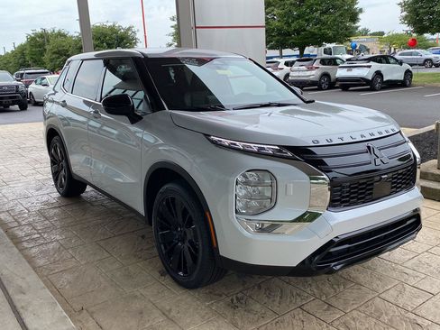 New 2026 Mitsubishi Outlander LE AWD/4WD image 3
