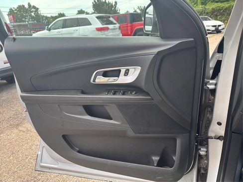 Used 2017 Chevrolet Equinox LT image 31