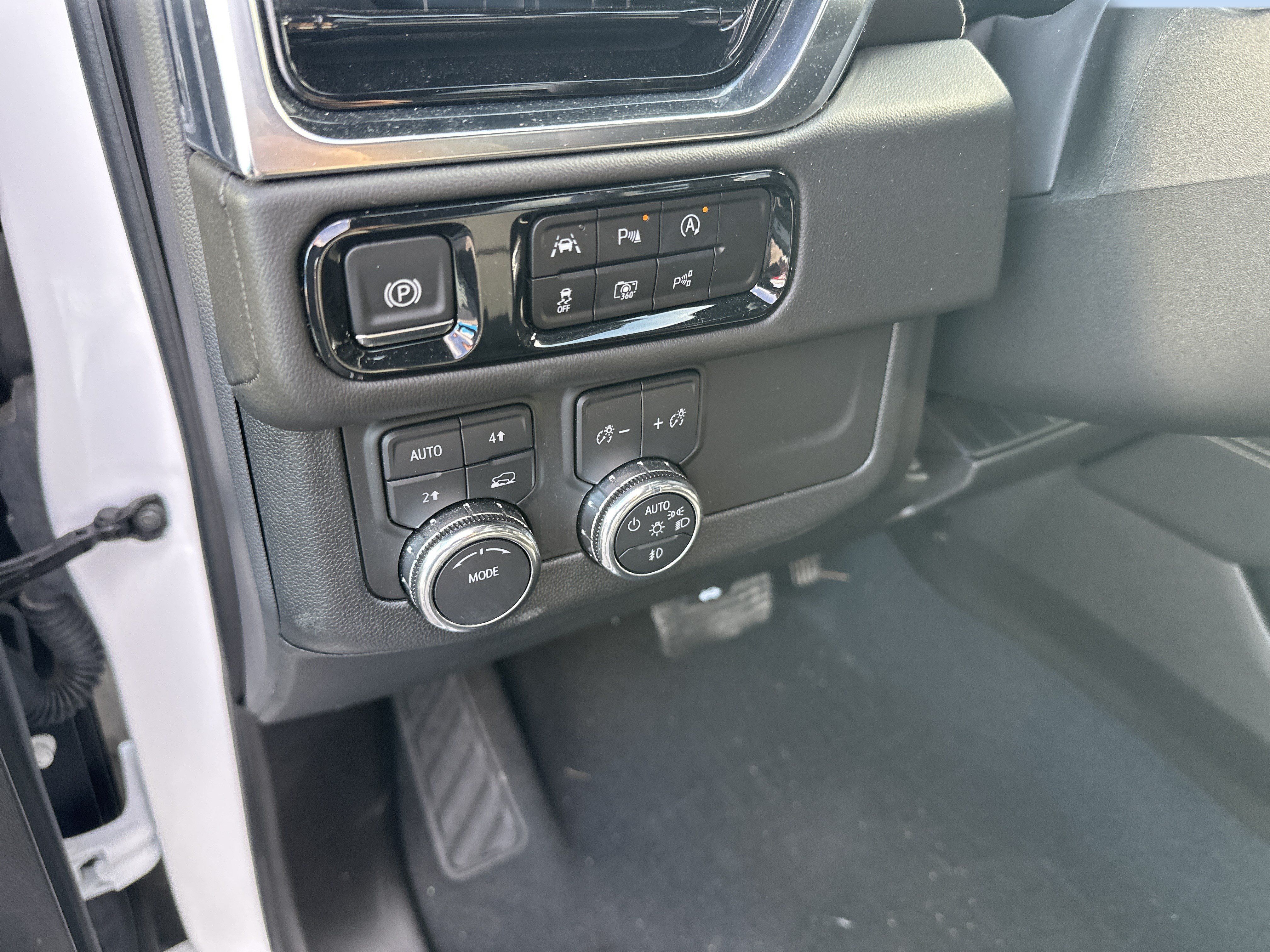 Certified 2025 GMC Yukon XL Elevation w/ LPO, Elevation Black Package AWD/4WD image 12