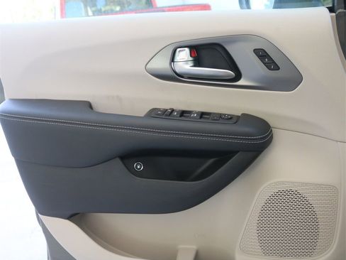 Used 2023 Chrysler Pacifica Touring-L image 19