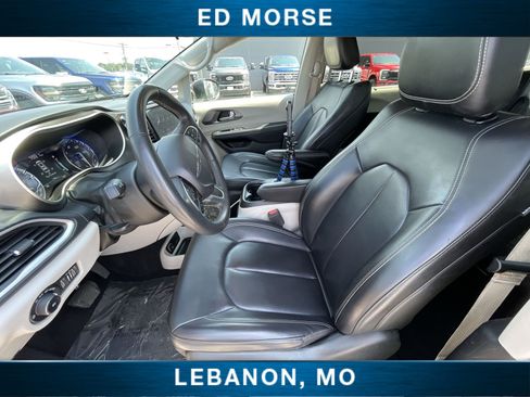 Used 2023 Chrysler Pacifica Touring-L FWD image 18