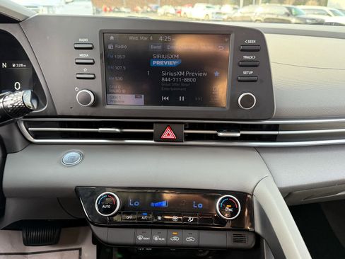 Used 2022 Hyundai Elantra SEL w/ Preferred Accessory Package image 18