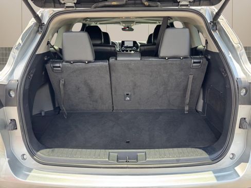 Used 2024 Toyota Highlander XLE FWD image 22
